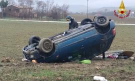 Appignano, l'auto esce di strada e si ribalta: mamma e figlio al pronto soccorso