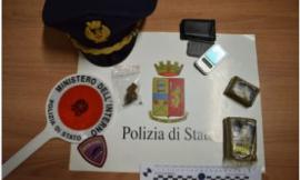 Macerata, nascondeva in casa 450 dosi di hashish: in manette 25enne pusher