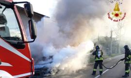 Auto divorata dalle fiamme: intervengono i Vigili del Fuoco