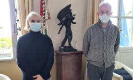 Civitanova, a soli 22 anni è già un direttore creativo: il sindaco riceve in Comune Niccolò Lapo Latini