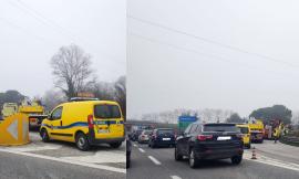 Civitanova, camion perde il carico in superstrada: lastre di vetro sulla carreggiata, traffico in tilt