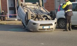 Macerata, auto si ribalta a Sforzacosta: traffico in tilt (FOTO)