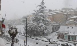 Macerata, è arrivata la neve: scuole aperte, ma chiusa in via precauzionale via dei Velini