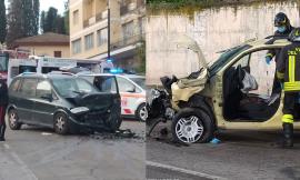 Macerata, frontale tra due auto in via dei Velini: due feriti trasportati in gravi condizioni a Torrette (FOTO e VIDEO)