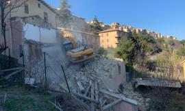 Camerino, abbattuto palazzo inagibile a Borgo San Giuliano: "messi in sicurezza 90% degli edifici"