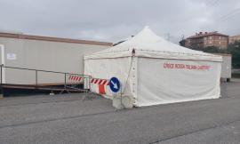 Camerino, punto di attesa al coperto per la sede delle vaccinazioni: installata una tenda