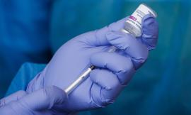 Marche, caos e proteste negli hub vaccinali per AstraZeneca: "è l'unico vaccino che abbiamo"
