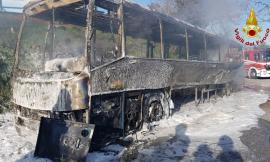 Mogliano, paura lungo la Provinciale 72: autobus devastato dalle fiamme