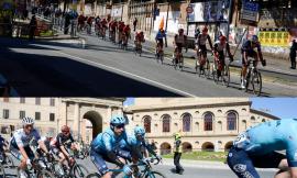 Tirreno-Adriatico, i ciclisti più forti del mondo sfilano nel silenzio per le vie di Macerata senza pubblico (FOTO)