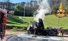 Tolentino, camion avvolto dalle fiamme lungo la Provinciale: intervengono i Vigili del Fuoco