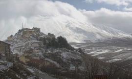 Bufera a Castelluccio di Norcia nel primo giorno di primavera (VIDEO)