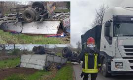 Rimorchio di un camion si ribalta fuori strada: era partito dal Cosmari, trasportava compost  (FOTO)