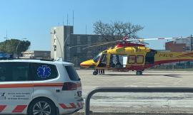 Civitanova, muratore cade da quattro metri e viene schiacciato da un'inferriata: è grave