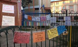 Macerata, "La Dad non è scuola": protesta dei genitori fuori dagli istituti