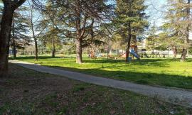 Tolentino, 5 giovani senza mascherina al Parco Isola d'Istria: uno di loro beccato con la droga