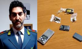 Civitanova, il cane antidroga "fiuta" l'hashish in piazza: ragazza 22enne ai domiciliari