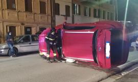 Macerata, si schianta contro tre auto in sosta e si ribalta nel centro di Villa Potenza (VIDEO e FOTO)
