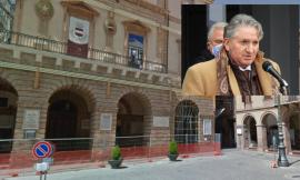 Tolentino, i commercianti in piazza. Pezzanesi: "Non si elimina il Covid con i negozi chiusi"