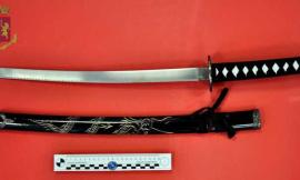 Parrucchiere al lavoro nonostante la zona rossa, gli trovano una katana nel locale: denunciato
