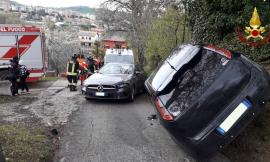 Tolentino, pauroso scontro tra due auto: una vettura rimane in bilico su una fiancata