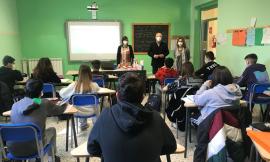 Caldarola, si ritorna tra i banchi: il sindaco in visita alla scuola