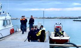 Civitanova, si getta in acqua per sfuggire a un controllo antidroga: giovane finisce al Pronto Soccorso (FOTO)