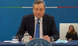 Draghi: "Si va verso l'obbligo vaccinale e sì alla terza dose. Green Pass? Verrà esteso"