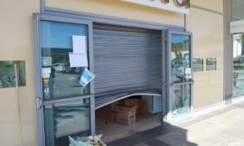 Tolentino, col tombino spaccano vetrata della gioielleria dell'Oasi: bottino da 50mila euro (FOTO)