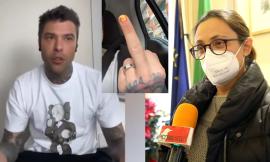 Fedez replica all'assessore Laviano con il dito medio: "Un semplice smalto li manda in tilt"
