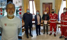 Infermiere in pensione gira l'Italia a piedi per la sclerosi multipla: Elio fa tappa a Potenza Picena