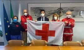 Marche, la Croce Rossa consegna la bandiera ad Acquaroli: "Siete un punto di riferimento"