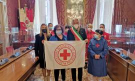 Macerata, la bandiera della Croce Rossa sventola sul Palazzo Comunale: "un valore per la città"