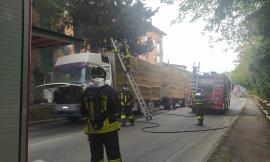 Macerata, a fuoco un camion che trasporta balle di paglia: traffico in tilt in via Bramante (FOTO)