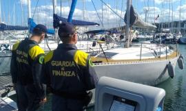 Percepisce il reddito di cittadinanza, ma viaggia in barca a vela: denunciata una donna