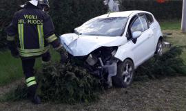 Recanati, schianto in contrada Addolorata, auto finisce in un giardino: 3 feriti all'ospedale (FOTO)