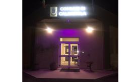 Caldarola a sostegno di chi soffre di Fibromialgia: si colora di viola la facciata del Municipio