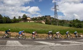 Il passaggio del Giro d'Italia illumina i luoghi feriti dal sisma dell'entroterra maceratese (FOTO)