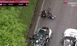 Incredibile al Giro d'Italia: un'ammiraglia tampona ciclista nei chilometri finali (VIDEO)