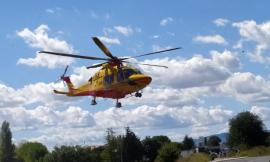 Montefano, centauro 32enne scivola e rimane incastrato sotto un'auto: interviene l'eliambulanza