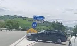 Tolentino, altra manovra 'da matti' in superstrada: auto contromano all'uscita in Zona Industriale (VIDEO)