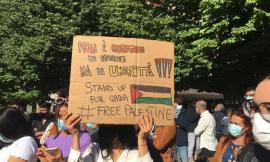 "Non è questione di religione ma di umanità": oltre 100 in piazza al sit-in pro Palestina