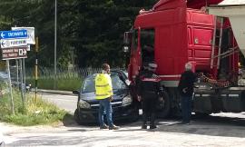 Pieve Torina, scontro tra auto e camion lungo la provinciale: una donna finisce al Pronto Soccorso (FOTO)