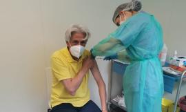Macerata, il sindaco Parcaroli riceve la prima dose di Pfizer: "Un passo verso ritorno alla normalità"