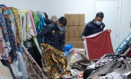 Vendevano stoffe di note griffe d'alta moda contraffatte su Ebay e Whatsapp: due denunciati (VIDEO)