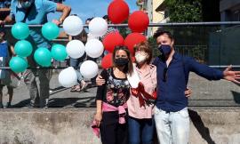 Macerata, la maestra Franca Olivieri va in pensione: colleghi e colleghe la salutano con una sorpresa