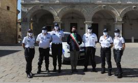 Cingoli, il sindaco accoglie in Comune il Corpo di Polizia Locale: consegnati i distintivi di grado