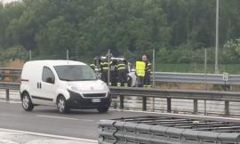 Si schianta con l'auto contro il guard-rail in superstrada: paura per il conducente (FOTO)