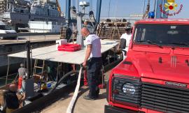 Civitanova, scafo imbarca acqua a due miglia dalla costa: intervengono i vigili del fuoco
