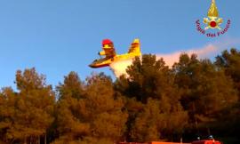 Bruciati 2000 metri quadrati di bosco sul Monte Conero: 7 lanci di Canadair per spegnere il rogo