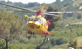 Operaia resta con il braccio incastrato in un macchinario: soccorsa in eliambulanza
